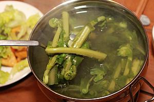 野菜湯　山菜たっぷりのスープ。ちょっと苦味がありますが、ついついおかわりしたくなるお味