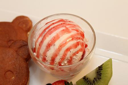 アイスクリーム添えのほか、キャラメルりんごとツナ野菜のトッピングもあります。