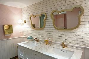 こちらはトイレ。鏡や壁紙、小物もリラックマの世界で統一されています。