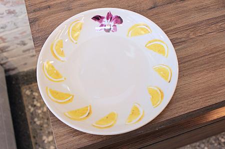 蘭の花＆キュウリ：お祝いのひと皿にはこんな風にレモンやキュウリで飾り付けがされていますよね！