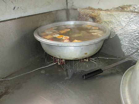 夕食スープ。動物形のクルトンが浮かんでいます。