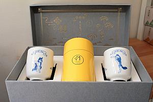 カップ×2個とお茶のセットで1580元。お茶は東方蜜美人（缶入り）もしくは、 野香烏龍(ボックス)+奶萱紅茶(ボックス)となります。※カップのみの販売はしていません。