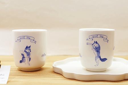 人気商品のカップは、台湾の芸術家・只是さんとのコラボ。お茶は山の下まで入れるのがミソ。お茶に反射した山が見えますか？？