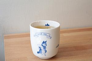 人気商品のカップは、台湾の芸術家・只是さんとのコラボ。お茶は山の下まで入れるのがミソ。お茶に反射した山が見えますか？？