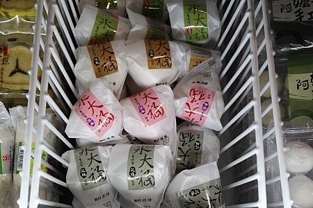 変わり種のアイス大福とアイスクレープ。アイスクレープはパクチー入りで台湾っぽい！