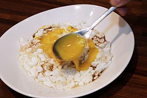 こんな感じでスタッフの方が黄身をかけてくれます。生卵はあまり食さない台湾では珍しい料理な気がします。