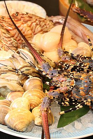 伊勢海老と似た食感の台湾ロブスターや肉厚のホタテ、北海道のタラバガニなど海鮮も種類も豊富
