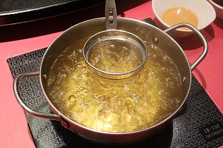 ぶくぶくと沸いてきたら網のおたまに食材を入れ、湯通しして味わいます
