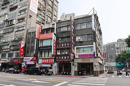 交差点の角にある「BANCO」の八德店。近くには台北アリーナもあります