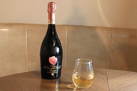 「波特嘉 玫瑰愛情莫斯卡朵氣泡葡萄酒(Bottega Moscato Petalo Il Vino dell'Amore)」190元/杯、690元/ボトル