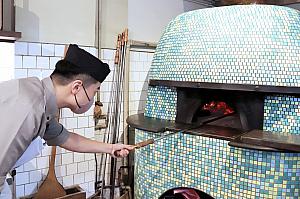 ピザピールを器用に使って窯の中でピザをクルクル