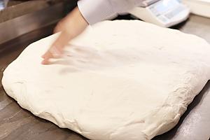 本場イタリアから直輸入した小麦粉に天然の海塩と生 イーストを混ぜ合わせもちもちふかふかに練りあがったピザ生地