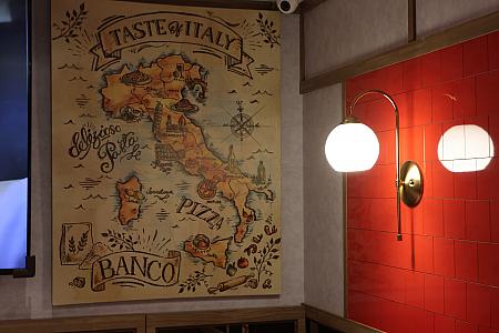 赤いタイルとランプの装飾が可愛い。イタリアの地図も発見！