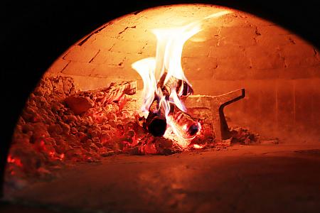 ちなみに一度窯の火が消えてしまうと、ピザを焼ける温度まで温めるのに約2週間かかるため、開店から今まで窯の火を一度も消したことがありません