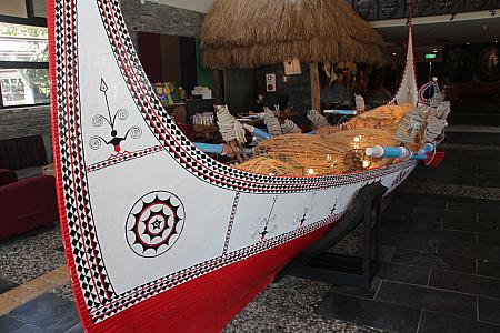 ロビーには、蘭嶼島から漕いで運んできたという、タオ（達悟）族の舟が中央にあります。こちらは10人乗りだそうです