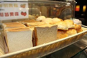 パンも数種類用意されています