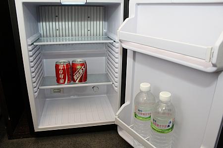 冷蔵庫の中にはミネラルウォーターが冷やされています！　冷蔵庫内のドリンクは無料でどうぞ♪