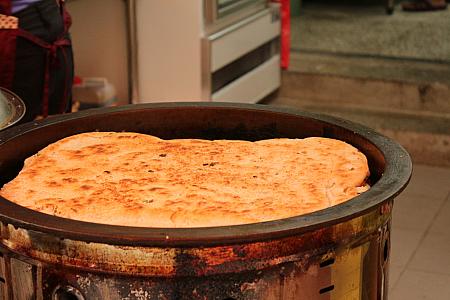 大きく1枚焼かれているこちらは蔥花大餅。切り売りされています。