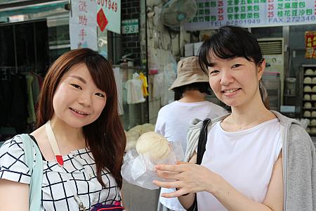 お休みを利用して台湾を旅行中のケイコさん&マドカさん！このように日ごろから日本人の姿も多く見かけます。お2人が購入していた「香菇竹筍包」をパチリ☆「おいし～～！」と感激していました。ご協力ありがとうございました♪