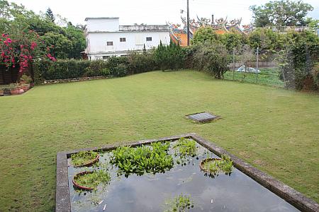 窓の外には池、向こうにはかつての豊田神社