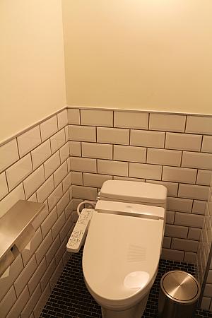 シャワールームとウォシュレット付きトイレがそれぞれ個室で設置されています。