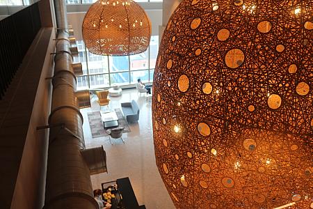 著名デザイナー宋毅氏と台北ナビでも以前ご紹介した「竹采藝品」の林群涵氏による作品。24個の巨大竹ランプ、圧巻です！

