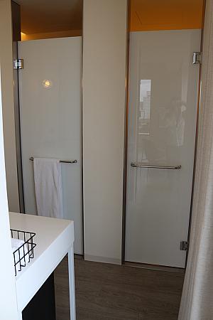 左の扉がシャワールームで、右がトイレ