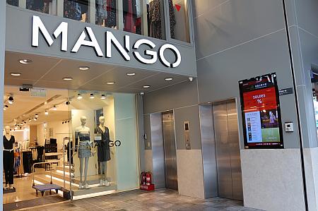 「MANGO」前のエレベーターを利用して4階へ