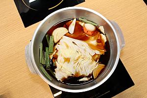 すきやき鍋は、生で食べられる烏骨鶏と七味唐辛子、ネギをトッピングしていただけばより一層美味しく！ 