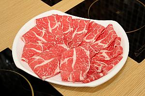 牛肉は「いいお肉だから半生くらいが一番美味しい」とスタッフ。柔らか〜い！