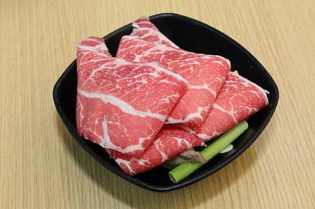 このアメリカ産「小牛排（カルビ）」のほか、台湾産「松坂豚（豚の頬肉）」も食べ放題