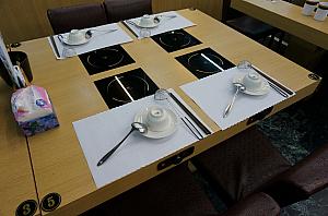 鍋が1人１つずつセットできるテーブル。台湾では「1人鍋」はごくごく普通なスタイル♪
