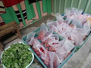 その日に収穫された野菜や果物が売られていました