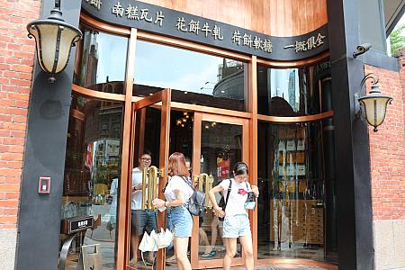  民国100年にオープンしたので、入口ドアは「100」。台湾語で誕生日に「120歳まで長生きできるくらいいいものを食べてください」というゴロ合わせから店内からのドアノブは「120」になっています