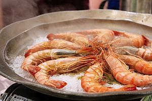 陶板草蝦：大粒の塩が敷き詰められたお鍋に活きたえびを並べ加熱した料理。それだけでおいしくなるから不思議！！