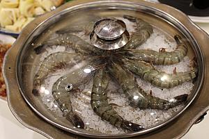 陶板草蝦：大粒の塩が敷き詰められたお鍋に活きたえびを並べ加熱した料理。それだけでおいしくなるから不思議！！