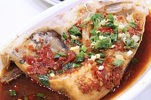 剁椒魚頭：この日は石門でとれた魚を剁椒で蒸し焼きにしたものを食べました。辛～～い！！