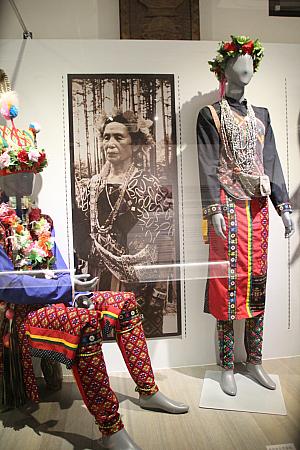 プユマ族の男女の衣装、かわいい刺繍にご注目