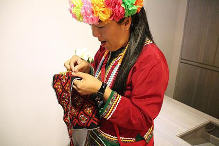 スタッフがプユマ族の刺繍の編み込みをしていました！