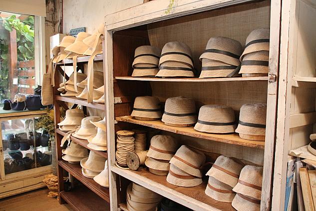 帽子の棚。左はコットン、右はすべてリネン製