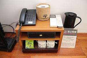 外線電話、ポット、カップ、お茶とコーヒー