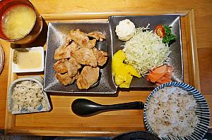 日本食が恋しくなっても大丈夫！炭火焼焼肉が楽しめる定食屋さんや日本で食べるラーメンの味がするラーメン屋さんも歩いて1分以内にあります♪