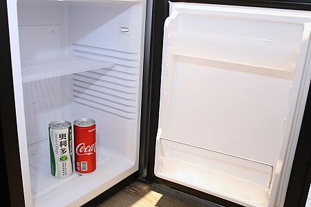 冷蔵庫の中のドリンクはサービスです！ご自由に