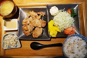 日本食が恋しくなっても大丈夫！炭火焼焼肉が楽しめる定食屋さんや、日本で食べるラーメンの味がするラーメン屋さんも歩いて1分以内にあります♪