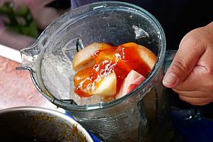 たくさんの桃を贅沢に使い、特製シロップと練乳を加えたジュースは絶品！