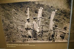 日本統治時代に先住民が住んでいる場所を鉄条網や柵などで囲った隘勇線の展示があります