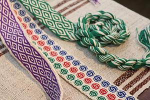 タロコ族の布を組み込んだ、落ち着いた色合いの品々