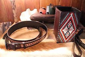 タロコ族特有のデザイン布が組み合わさったバッグやベルト、名刺入れ、眼鏡ケース、小銭入れなど