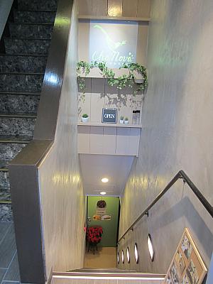 地下へと下りていく階段もナチュラルテイストで、隠れ家っぽい雰囲気が素敵！