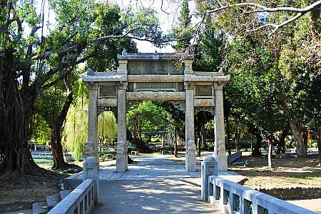 清の時代の3級古跡である重道崇文坊は、日本時代に台南警察署前から移築されたもの